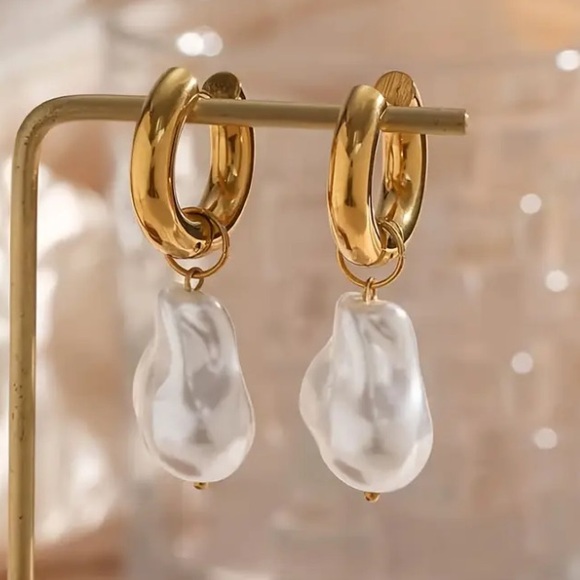 🎖️Gold and White Teardrop Hoop Earrings - Picture 1 of 6